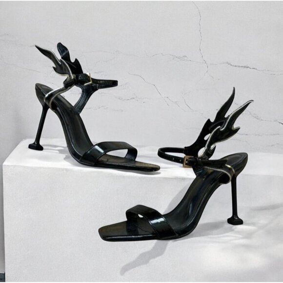 CAPE ROBBIN Black Patent Flame Heels Size 6.5 - Picture 1 of 7